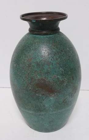 Christofle. Vase ovoïde en métal à patine vert 