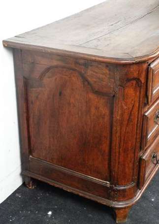 Commode en bois fruitier mouluré ouvrant par trois