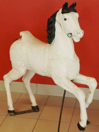 Cheval de manège cabré, la tête à droite, en bois 