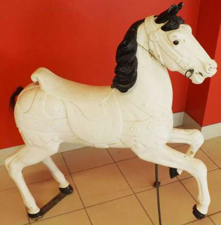 Cheval de manège cabré, la tête à droite, en bois 