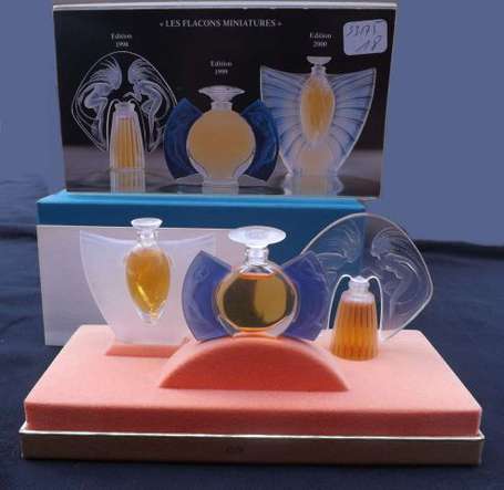 Trois échantillons de parfum dans des bouteilles 