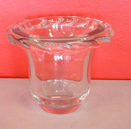 Daum. Vase en cristal transparent, le bord torsadé