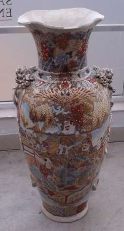 Japon. Grand vase en porcelaine de Satzuma à décor