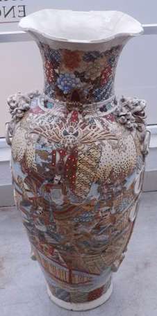 Japon. Grand vase en porcelaine de Satzuma à décor
