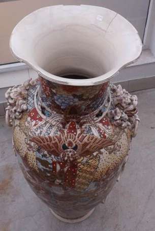 Japon. Grand vase en porcelaine de Satzuma à décor