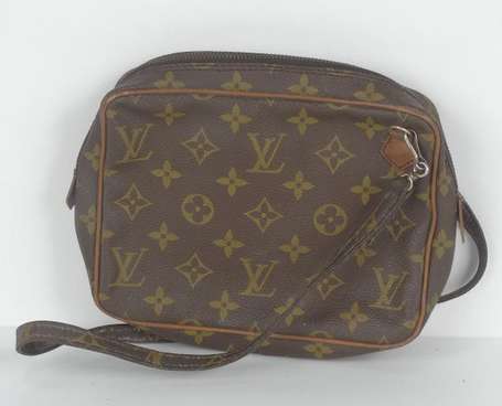 Louis VUITTON. Petite sacoche en toile enduite 