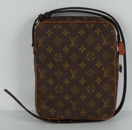 Louis VUITTON. Sacoche en toile enduite monogram 