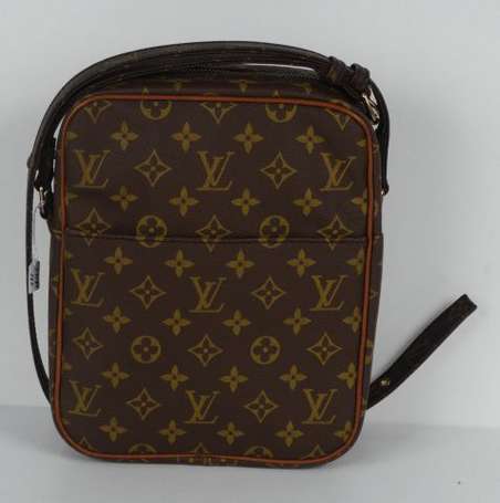 Louis VUITTON. Sacoche en toile enduite monogram 