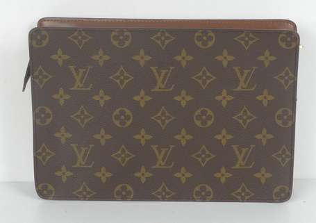 Louis VUITTON. Trousse de toilette rigide en toile