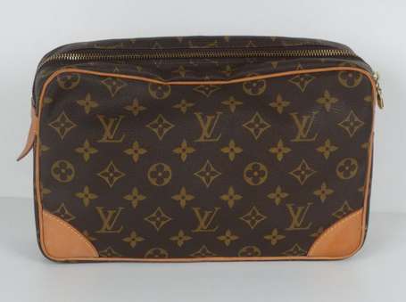 Louis VUITTON. Trousse de toilette souple en toile