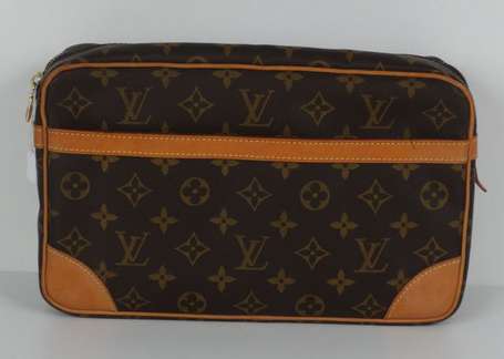 Louis VUITTON. Trousse de toilette souple en toile