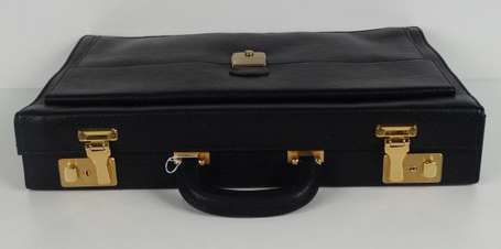 JELEN. Attaché-case en cuir grainé noir à trois 