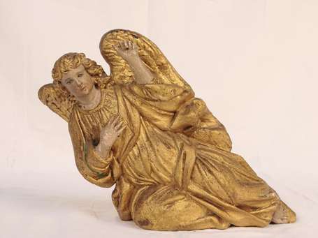 Statuette d'ange en bois sculpté polychromé et 