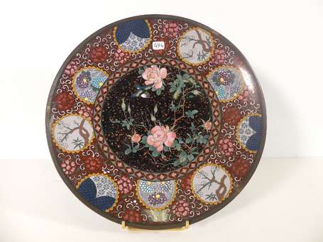 JAPON - Plat en émail cloisonné à décor 