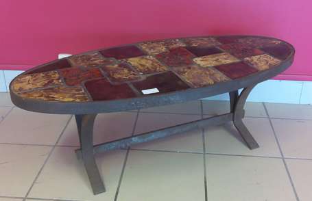 Table basse ovale, le plateau carrelé à décor 