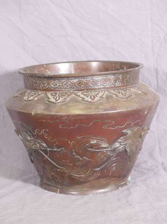 CHINE - Cache-pot en bronze à décor en bas-relief 