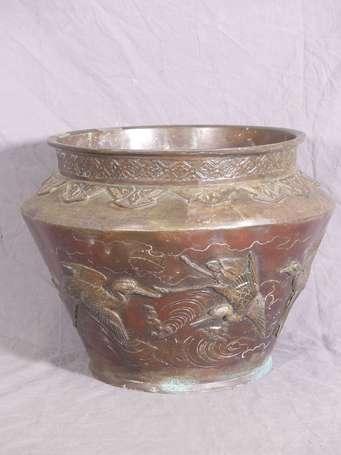 CHINE - Cache-pot en bronze à décor en bas-relief 