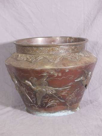 CHINE - Cache-pot en bronze à décor en bas-relief 