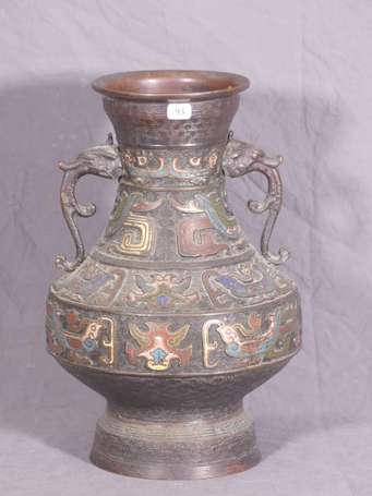 CHINE - Vase en bronze à décor en émail cloisonné 