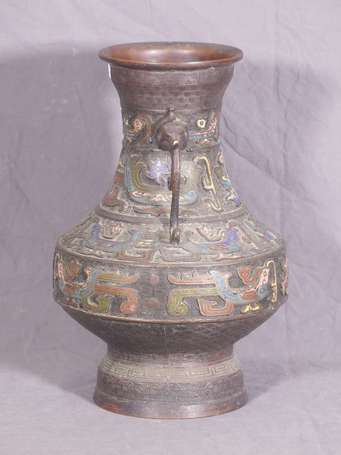 CHINE - Vase en bronze à décor en émail cloisonné 