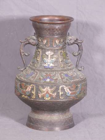 CHINE - Vase en bronze à décor en émail cloisonné 