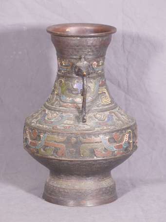 CHINE - Vase en bronze à décor en émail cloisonné 