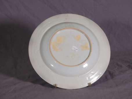 CHINE - Assiette en porcelaine à décor en émaux 