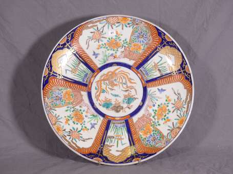 CHINE - Plat en porcelaine à décor floral en 