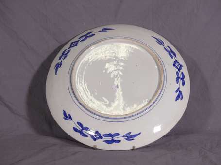 CHINE - Plat en porcelaine à décor floral en 