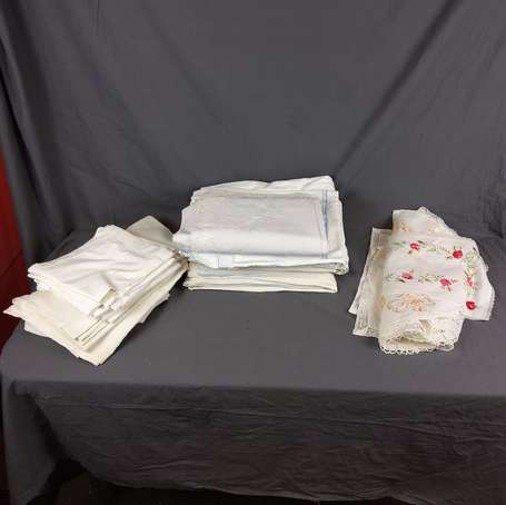 Lot de 5 draps l'un brodé, taies et housses, joint