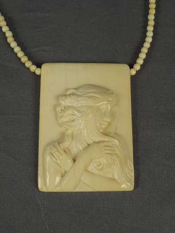 Collier en ivoire, le pendentif central sculpté en