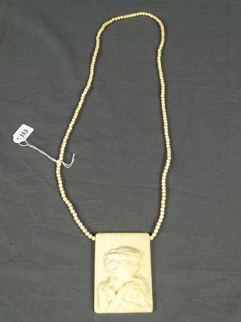 Collier en ivoire, le pendentif central sculpté en