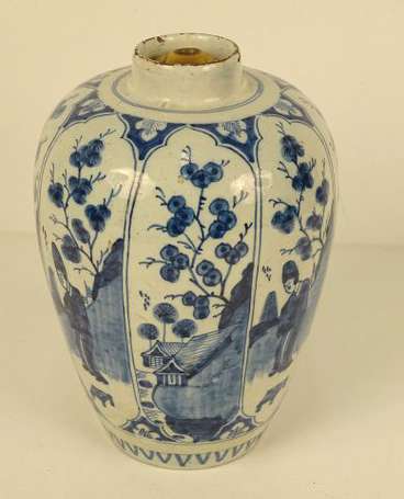 DELFT Vase ovoïde en faïence blanc et bleu à décor