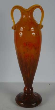SCHNEIDER. Vase ovoïde à deux anses en verre 