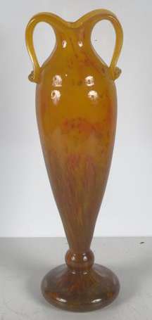 SCHNEIDER. Vase ovoïde à deux anses en verre 