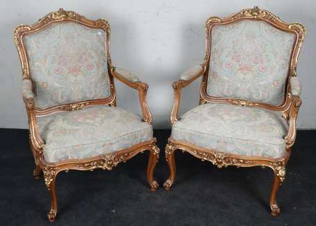 Paire de fauteuils à la Reine de style Louis XV, 