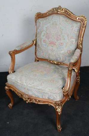 Paire de fauteuils à la Reine de style Louis XV, 