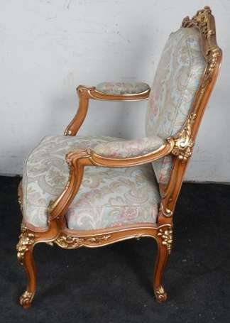 Paire de fauteuils à la Reine de style Louis XV, 