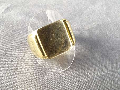 Bague chevalière en or jaune 18 k (750°/°°). TDD 