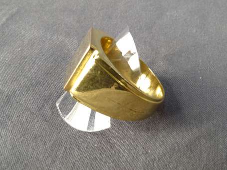 Bague chevalière en or jaune 18 k (750°/°°). TDD 