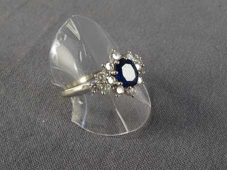 Bague marguerite en or gris 18 K (750°/°°) sertie 