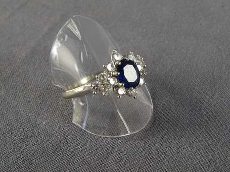 Bague marguerite en or gris 18 K (750°/°°) sertie 