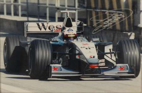 Photographie de David Coulthard au volant de sa Mc