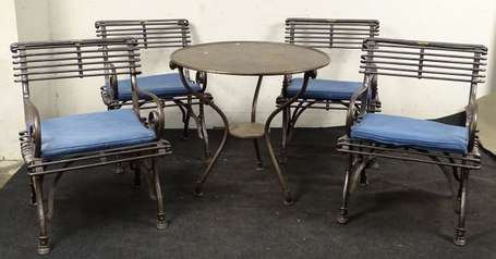 Suite de quatre fauteuils en fer forgé à accotoirs