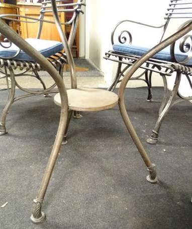 Suite de quatre fauteuils en fer forgé à accotoirs