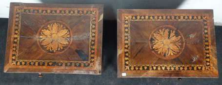 Paire de chevets en bois de placage et marqueterie