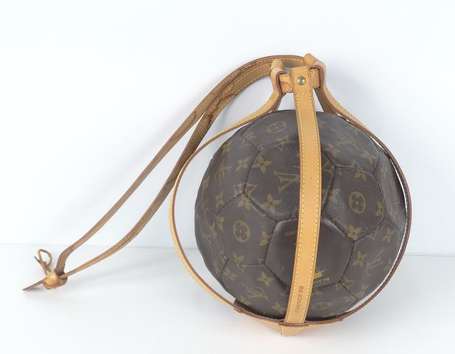 Louis VUITTON. Ballon de football en toile 