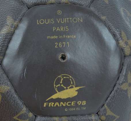 Louis VUITTON. Ballon de football en toile 