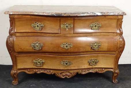 Commode tombeau En noyer, elle ouvre par quatre 