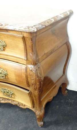 Commode tombeau En noyer, elle ouvre par quatre 